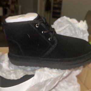 Ugg boots little kid/ Big kid size 3